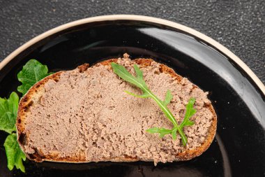 Köfteli tavuk ciğeri ve mantarlar lezzetli lezzetli gurme yemek arkaplanı masanın üstünde rustik yiyecekler fotokopi alanı