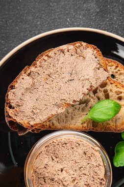 Köfteli tavuk ciğeri ve mantarlar lezzetli lezzetli gurme yemek arkaplanı masanın üstünde rustik yiyecekler fotokopi alanı