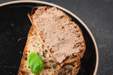 Köfteli tavuk ciğeri ve mantarlar lezzetli lezzetli gurme yemek arkaplanı masanın üstünde rustik yiyecekler fotokopi alanı