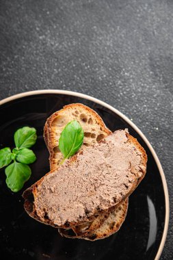 Köfteli tavuk ciğeri ve mantarlar lezzetli lezzetli gurme yemek arkaplanı masanın üstünde rustik yiyecekler fotokopi alanı