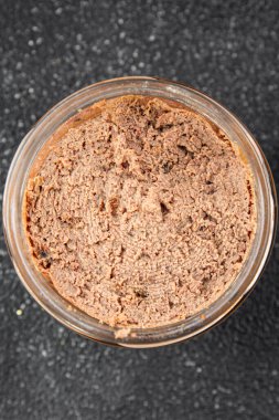 Köfteli tavuk ciğeri ve mantarlar lezzetli lezzetli gurme yemek arkaplanı masanın üstünde rustik yiyecekler fotokopi alanı