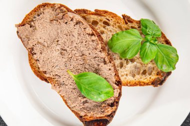 Köfteli tavuk ciğeri ve mantarlar lezzetli lezzetli gurme yemek arkaplanı masanın üstünde rustik yiyecekler fotokopi alanı