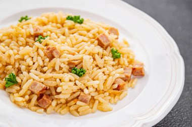 Pirinç ve jambon ana yemek lezzetli lezzetli gurme yemek arkaplan masanın üzerinde rustik gıda üst görünüm kopyalama alanı