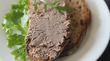 Köfteli tavuk ciğeri ve mantarlar lezzetli lezzetli gurme yemek arkaplanı masanın üstünde rustik yiyecekler fotokopi alanı