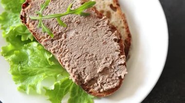 Köfteli tavuk ciğeri ve mantarlar lezzetli lezzetli gurme yemek arkaplanı masanın üstünde rustik yiyecekler fotokopi alanı