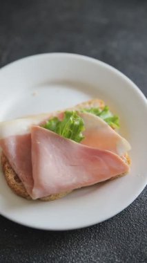 Sandviç lezzetli lezzetli lezzetli gurme yemek geçmişi masa rustik gıda üst görünüm kopyalama alanı üzerinde