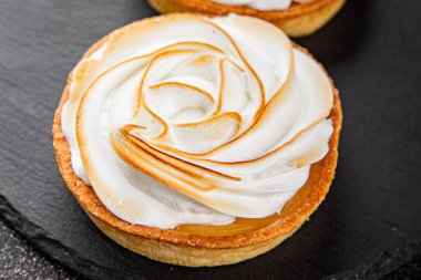 Limonlu tart tatlı tatlı krema, limonlu pasta, kısaekmek lezzetli lezzetli lezzetli gurme yemek masası rustik yemek üst görünüm alanı