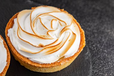 Limonlu tart tatlı tatlı krema, limonlu pasta, kısaekmek lezzetli lezzetli lezzetli gurme yemek masası rustik yemek üst görünüm alanı