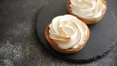Limonlu tart tatlı tatlı krema, limonlu pasta, kısaekmek lezzetli lezzetli lezzetli gurme yemek masası rustik yemek üst görünüm alanı
