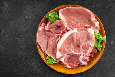 Kemiklerin üzerinde domuz eti taze et lezzetli yemek lezzetli gurme yemek arka planı masa rustik gıda üst görünüm fotokopi alanı