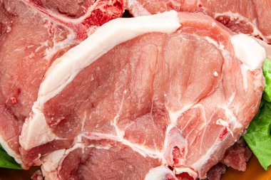 Kemiklerin üzerinde domuz eti taze et lezzetli yemek lezzetli gurme yemek arka planı masa rustik gıda üst görünüm fotokopi alanı