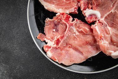 Kemiklerin üzerinde domuz eti taze et lezzetli yemek lezzetli gurme yemek arka planı masa rustik gıda üst görünüm fotokopi alanı