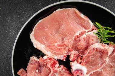 Kemiklerin üzerinde domuz eti taze et lezzetli yemek lezzetli gurme yemek arka planı masa rustik gıda üst görünüm fotokopi alanı