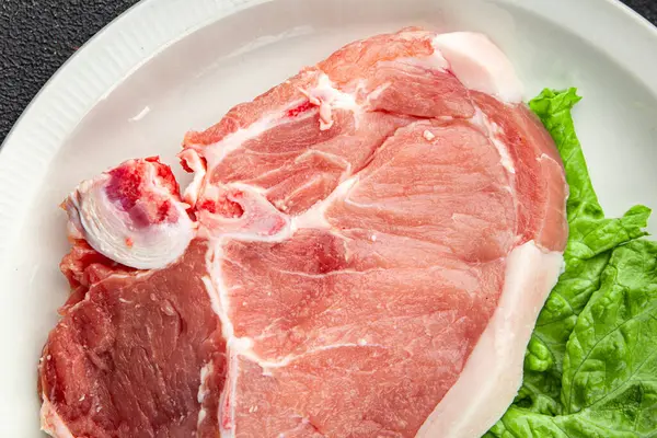 Kemiklerin üzerinde domuz eti taze et lezzetli yemek lezzetli gurme yemek arka planı masa rustik gıda üst görünüm fotokopi alanı