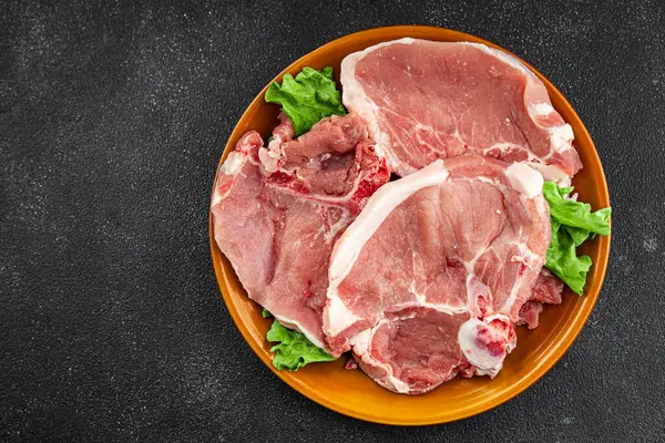 Kemiklerin üzerinde domuz eti taze et lezzetli yemek lezzetli gurme yemek arka planı masa rustik gıda üst görünüm fotokopi alanı