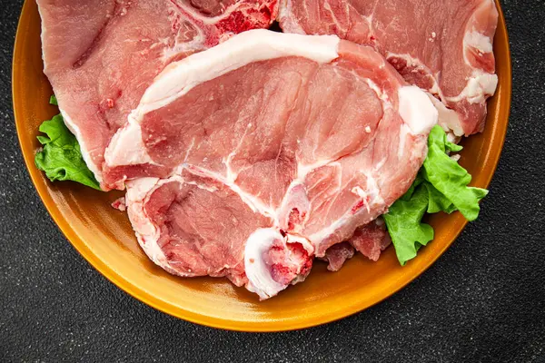 Kemiklerin üzerinde domuz eti taze et lezzetli yemek lezzetli gurme yemek arka planı masa rustik gıda üst görünüm fotokopi alanı