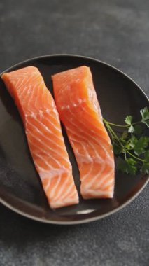 Somon balığı organik deniz ürünleri lezzetli lezzetli gurme yemek arkaplanı masa rustik gıda fotokopi alanı keto ve paleo diyet vejetaryen diyeti