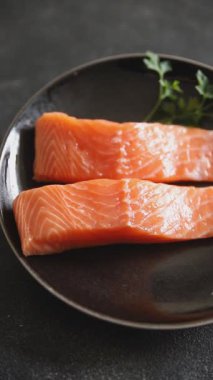 Somon balığı organik deniz ürünleri lezzetli lezzetli gurme yemek arkaplanı masa rustik gıda fotokopi alanı keto ve paleo diyet vejetaryen diyeti