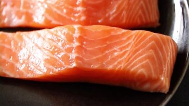 Somon balığı organik deniz ürünleri lezzetli lezzetli gurme yemek arkaplanı masa rustik gıda fotokopi alanı keto ve paleo diyet vejetaryen diyeti