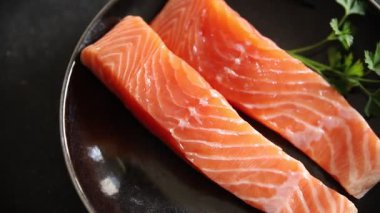 Somon balığı organik deniz ürünleri lezzetli lezzetli gurme yemek arkaplanı masa rustik gıda fotokopi alanı keto ve paleo diyet vejetaryen diyeti