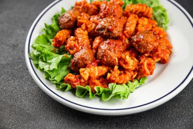 Makarna köftesi, domates sosu, taze lezzetli yemek, lezzetli gurme yemek arkaplanı, kırsal yemek, fotokopi odası.