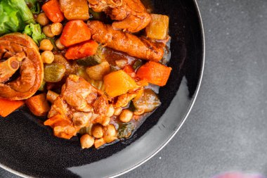 Ragout eti, sosis, sebze güveç taze yemek lezzetli gurme yemek arkaplan masa üzerinde rustik gıda üst görünüm