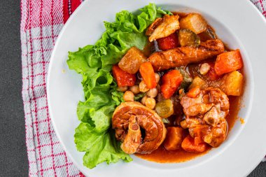 Ragout eti, sosis, sebze güveç taze yemek lezzetli gurme yemek arkaplan masa üzerinde rustik gıda üst görünüm