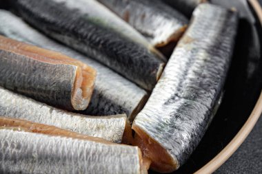 Sardalyalar tuzlanmış balıklar lezzetli gurme yemek arka planı masaya sade yemekler kopya uzay vejetaryen diyeti