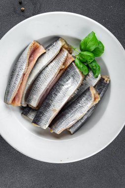 Sardalyalar tuzlanmış balıklar lezzetli gurme yemek arka planı masaya sade yemekler kopya uzay vejetaryen diyeti