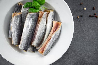 Sardalyalar tuzlanmış balıklar lezzetli gurme yemek arka planı masaya sade yemekler kopya uzay vejetaryen diyeti