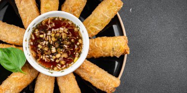 Nem rulo soslu Vietnam pirinci kağıt rulo lezzetli gurme yemek arka planı masa rustik gıda üst görünüm fotokopi alanı