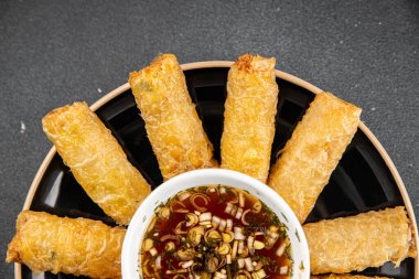 Nem rulo soslu Vietnam pirinci kağıt rulo lezzetli gurme yemek arka planı masa rustik gıda üst görünüm fotokopi alanı