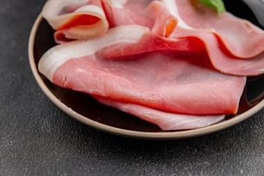 Jambon dilimler domuz eti lezzetli gurme yemek arkaplanı masa üzerinde rustik gıda üst görünüm kopyalama alanı