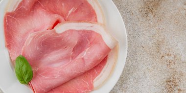 Jambon dilimler domuz eti lezzetli gurme yemek arkaplanı masa üzerinde rustik gıda üst görünüm kopyalama alanı