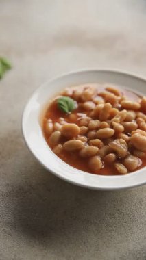 Masanın üzerinde beyaz fasulye sosu gurme yemek arka planda rustik gıda üst görünüm uzay keto ve paleo diyet vejetaryen ve vegan gıda fotokopisi