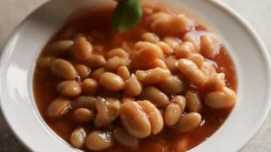 Masanın üzerinde beyaz fasulye sosu gurme yemek arka planda rustik gıda üst görünüm uzay keto ve paleo diyet vejetaryen ve vegan gıda fotokopisi