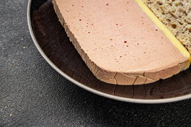 Karaciğer kreması ezmeli ördek eti lezzetli lezzetli lezzetli gurme yemek masa arkası kırsal yemek üst görünüm fotokopi alanı