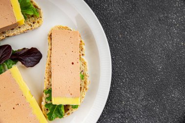 Karaciğer kreması ezmeli ördek eti lezzetli lezzetli lezzetli gurme yemek masa arkası kırsal yemek üst görünüm fotokopi alanı