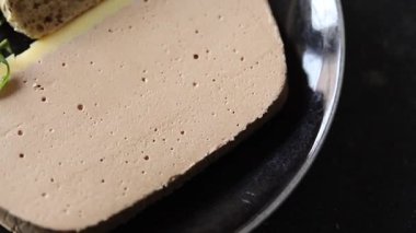 Karaciğer kreması ezmeli ördek eti lezzetli lezzetli lezzetli gurme yemek masa arkası kırsal yemek üst görünüm fotokopi alanı