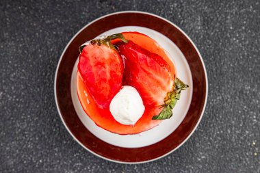 Kek çileği ve kremalı tatlı doğal malzemeler lezzetli lezzetli lezzetli gurme yemek masa arkası kırsal yemek üst görünüm fotokopi alanı