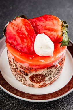 Kek çileği ve kremalı tatlı doğal malzemeler lezzetli lezzetli lezzetli gurme yemek masa arkası kırsal yemek üst görünüm fotokopi alanı