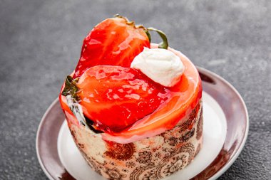 Kek çileği ve kremalı tatlı doğal malzemeler lezzetli lezzetli lezzetli gurme yemek masa arkası kırsal yemek üst görünüm fotokopi alanı