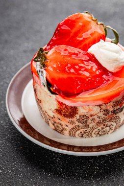 Kek çileği ve kremalı tatlı doğal malzemeler lezzetli lezzetli lezzetli gurme yemek masa arkası kırsal yemek üst görünüm fotokopi alanı