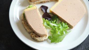 Karaciğer kreması ezmeli ördek eti lezzetli lezzetli lezzetli gurme yemek masa arkası kırsal yemek üst görünüm fotokopi alanı