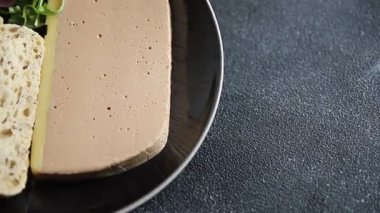 Karaciğer kreması ezmeli ördek eti lezzetli lezzetli lezzetli gurme yemek masa arkası kırsal yemek üst görünüm fotokopi alanı