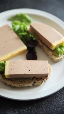 Karaciğer kreması ezmeli ördek eti lezzetli lezzetli lezzetli gurme yemek masa arkası kırsal yemek üst görünüm fotokopi alanı