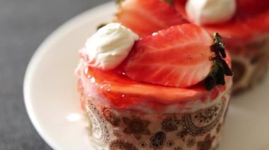 Kek çileği ve kremalı tatlı doğal malzemeler lezzetli lezzetli lezzetli gurme yemek masa arkası kırsal yemek üst görünüm fotokopi alanı