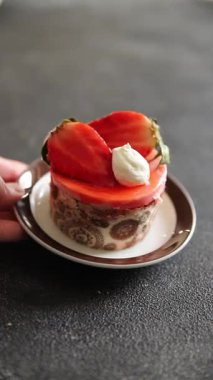 Kek çileği ve kremalı tatlı doğal malzemeler lezzetli lezzetli lezzetli gurme yemek masa arkası kırsal yemek üst görünüm fotokopi alanı