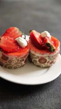 Kek çileği ve kremalı tatlı doğal malzemeler lezzetli lezzetli lezzetli gurme yemek masa arkası kırsal yemek üst görünüm fotokopi alanı