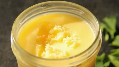 Ghee tereyağı ya da tereyağı. Lezzetli gurme yemek arkaplanı. Masanın üstünde.